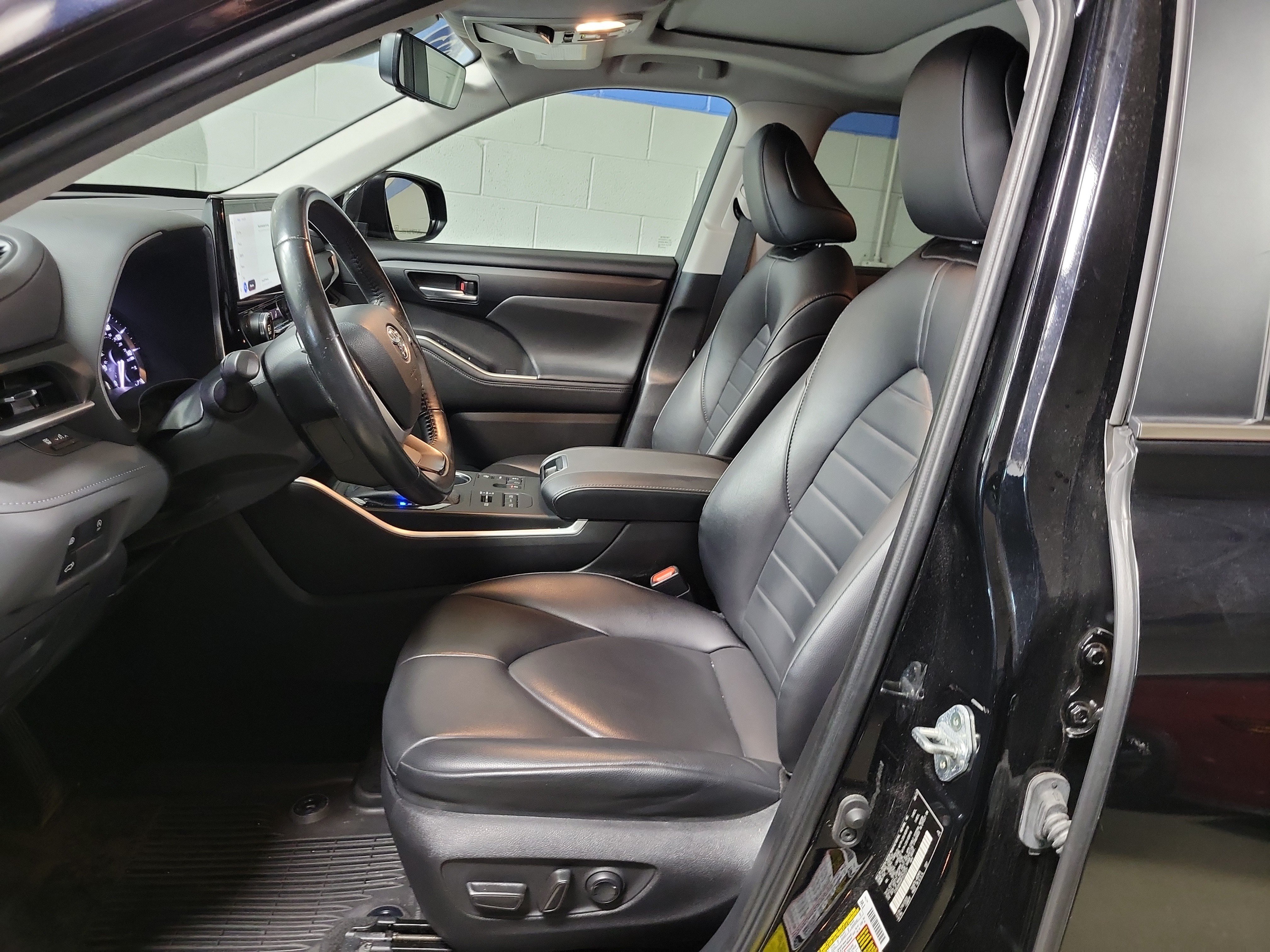 Used 2023 Toyota Highlander XLE AWD/4WD image 16