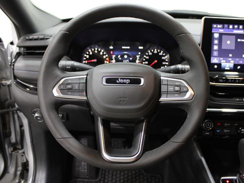 Used 2025 Jeep Compass Latitude w/ Sun & Sound Group image 10