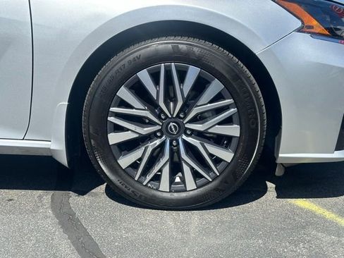 Used 2024 Nissan Altima 2.5 SV FWD image 13