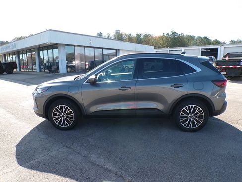 Used 2025 Ford Escape SE w/ Class II Trailer Tow Package FWD image 4