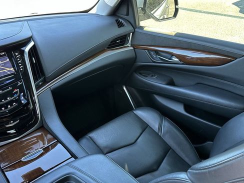 Used 2020 Cadillac Escalade Luxury AWD/4WD image 18