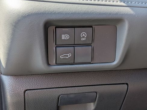 Used 2024 Toyota Highlander LE FWD image 17