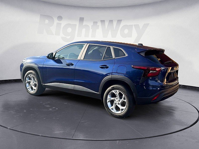 Used 2024 Chevrolet Trax LS w/ LS Convenience Package FWD image 3