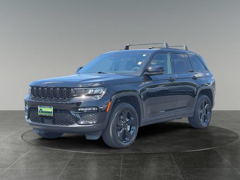 Used 2024 Jeep Grand Cherokee Limited w/ Black Appearance Package AWD/4WD image 4