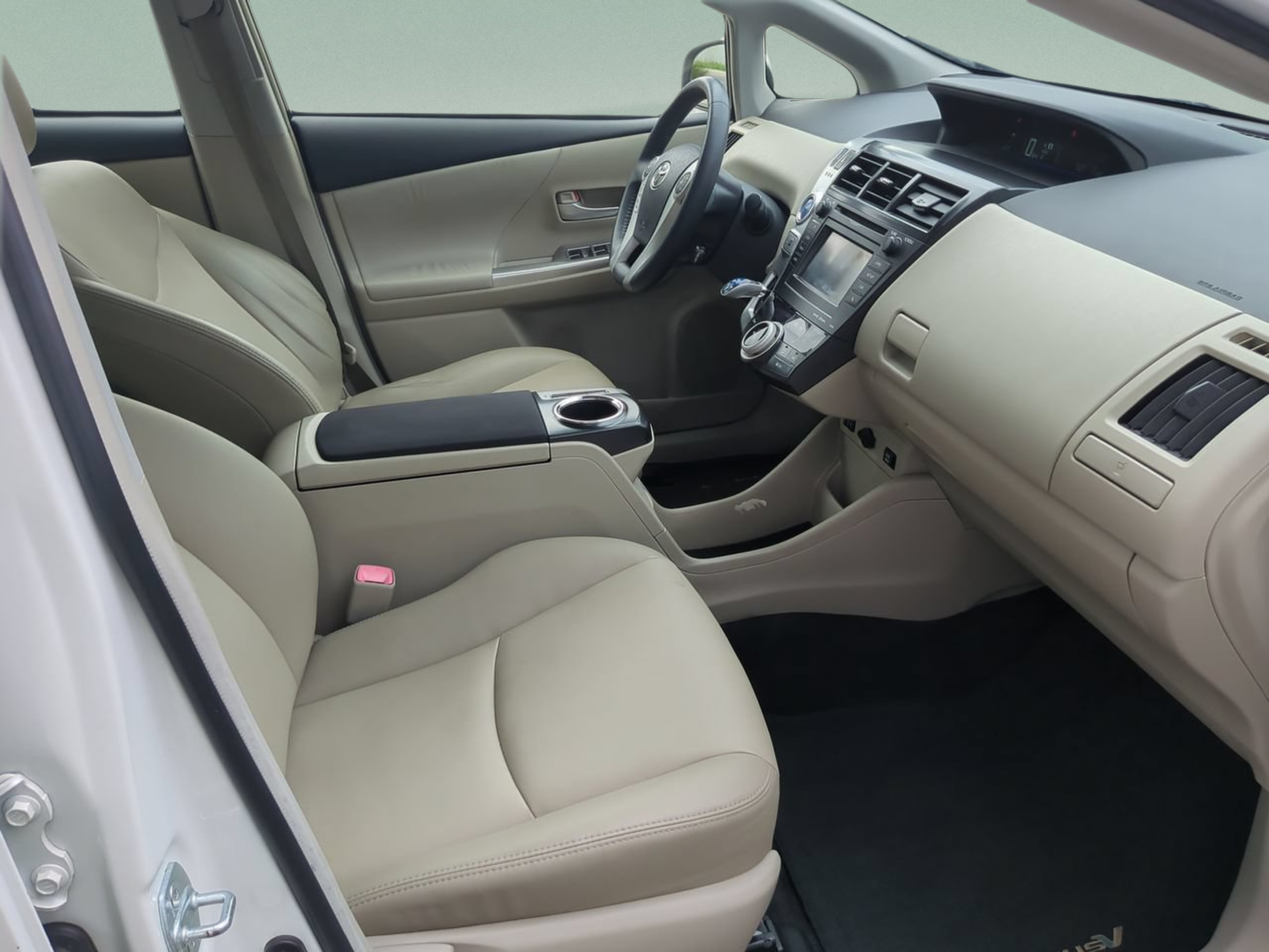 Used 2014 Toyota Prius V Five FWD image 18