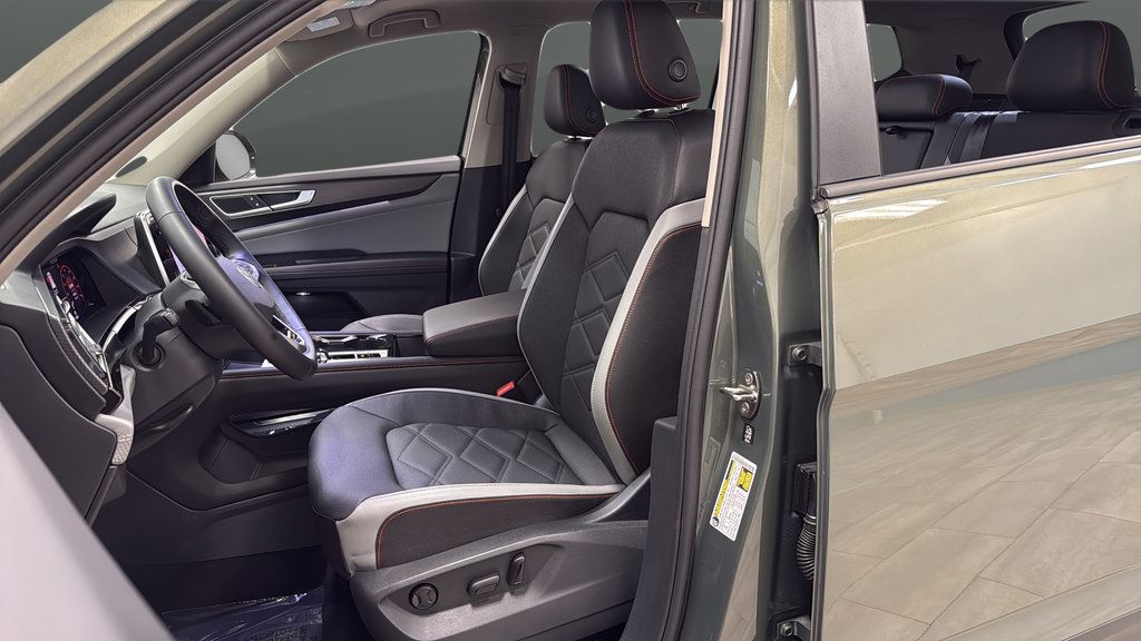 Used 2025 Volkswagen Atlas Peak Edition SE AWD/4WD image 9