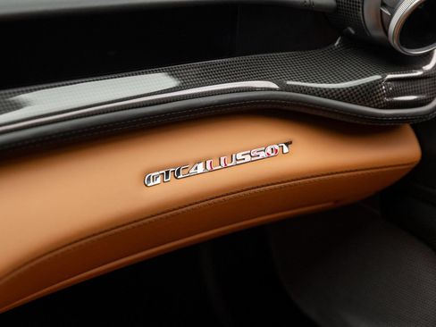 Used 2018 Ferrari GTC4Lusso T RWD image 32