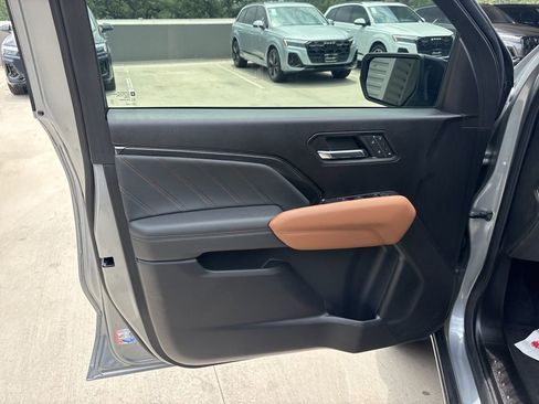 Used 2025 GMC Canyon AT4 w/ Technology Plus Package AWD/4WD image 10