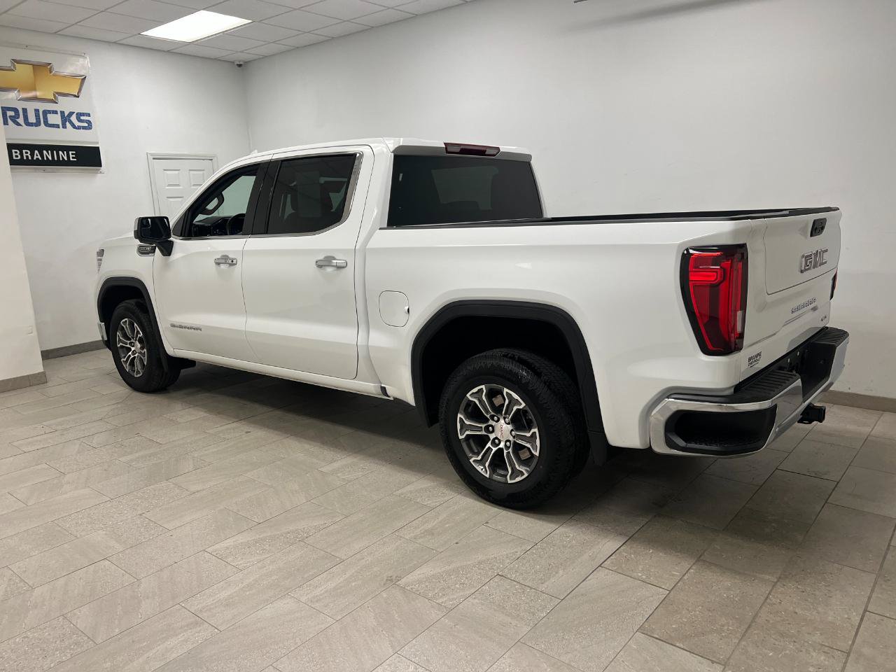Used 2026 GMC Sierra 1500 SLT RWD image 3
