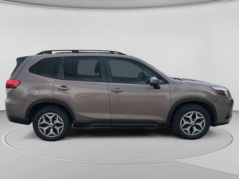 Used 2024 Subaru Forester Premium AWD/4WD image 2
