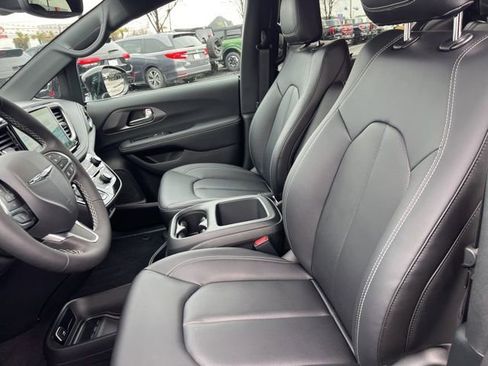 New 2026 Chrysler Pacifica Select image 8