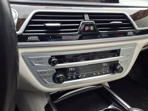 Used 2021 BMW 750i xDrive w/ Executive Package image 14