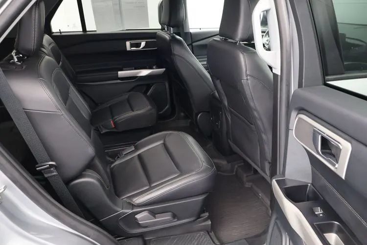 Used 2023 Ford Explorer XLT w/ Equipment Group 202A AWD/4WD image 18