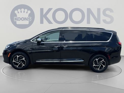 Used 2023 Chrysler Pacifica Limited w/ Uconnect Theater Family Group AWD/4WD image 13