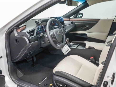 Used 2025 Lexus ES 300h w/ Premium Package image 18