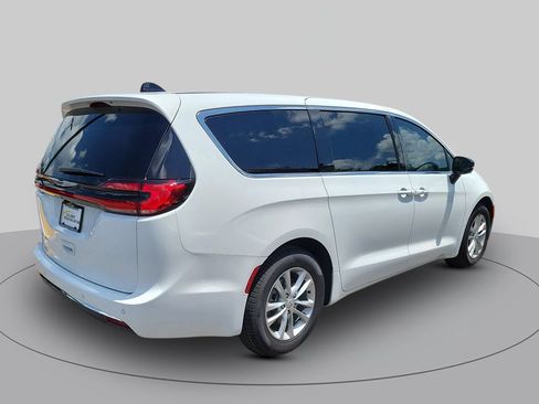New 2026 Chrysler Pacifica Select FWD image 3