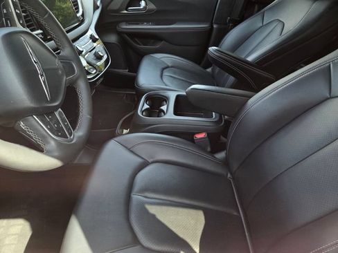 Used 2025 Chrysler Pacifica Select FWD image 12