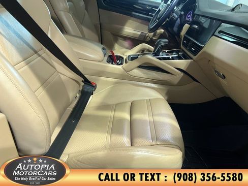 Used 2022 Porsche Cayenne AWD/4WD image 12