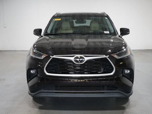 Certified 2021 Toyota Highlander XLE FWD image 2