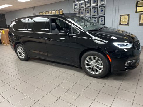Used 2026 Chrysler Pacifica Limited image 18