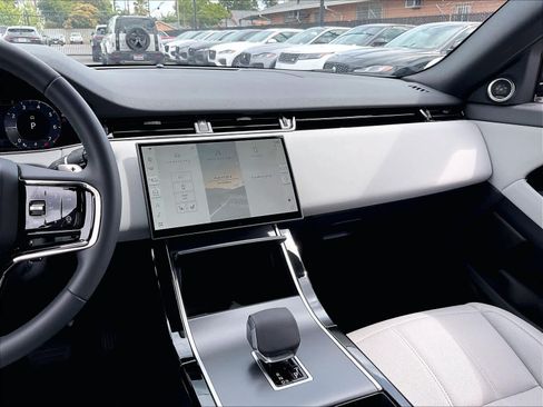 Used 2026 Land Rover Range Rover Evoque S AWD/4WD image 9