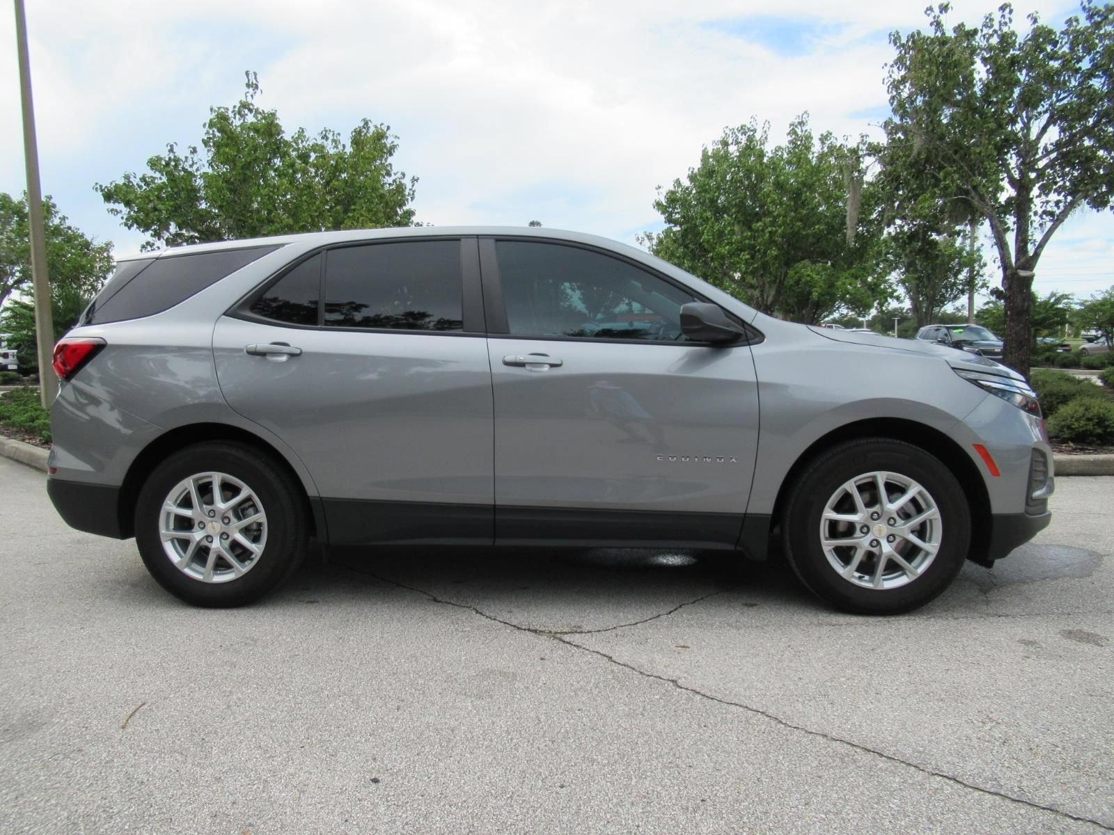 Used 2024 Chevrolet Equinox LS w/ LS Convenience Package FWD image 2