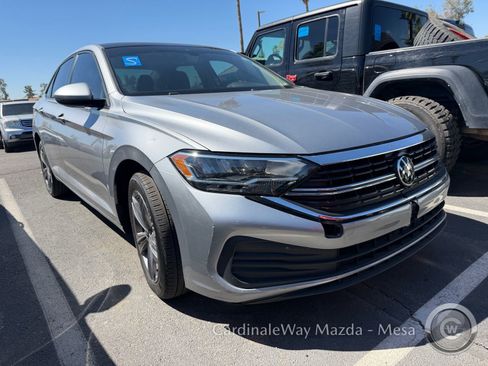 Used 2022 Volkswagen Jetta SE image 2