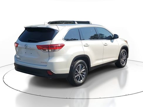 Used 2019 Toyota Highlander XLE AWD/4WD image 4