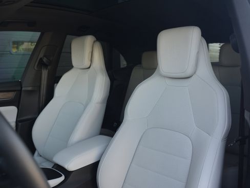 Certified 2025 Porsche Macan 4S Electric AWD/4WD image 5