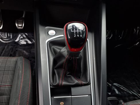 Used 2022 Volkswagen GTI SE FWD image 9