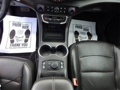 Used 2024 GMC Terrain SLT image 23