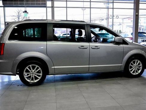 Used 2019 Dodge Grand Caravan SXT w/ Rear Park Assist Package image 4