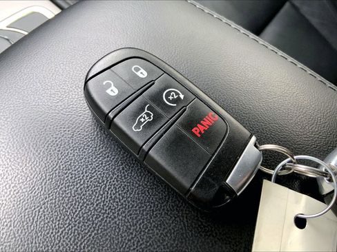 Used 2022 Jeep Grand Cherokee Limited image 13