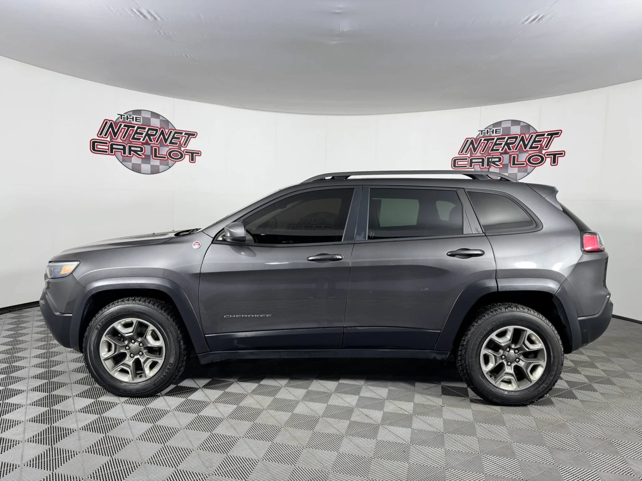 Used 2019 Jeep Cherokee Trailhawk AWD/4WD image 4