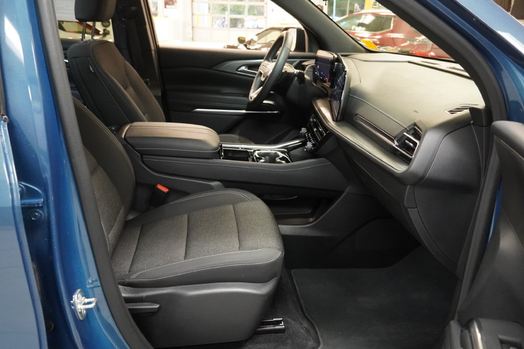 Used 2024 Chevrolet Traverse LS w/ Midnight/Sport Edition AWD/4WD image 27