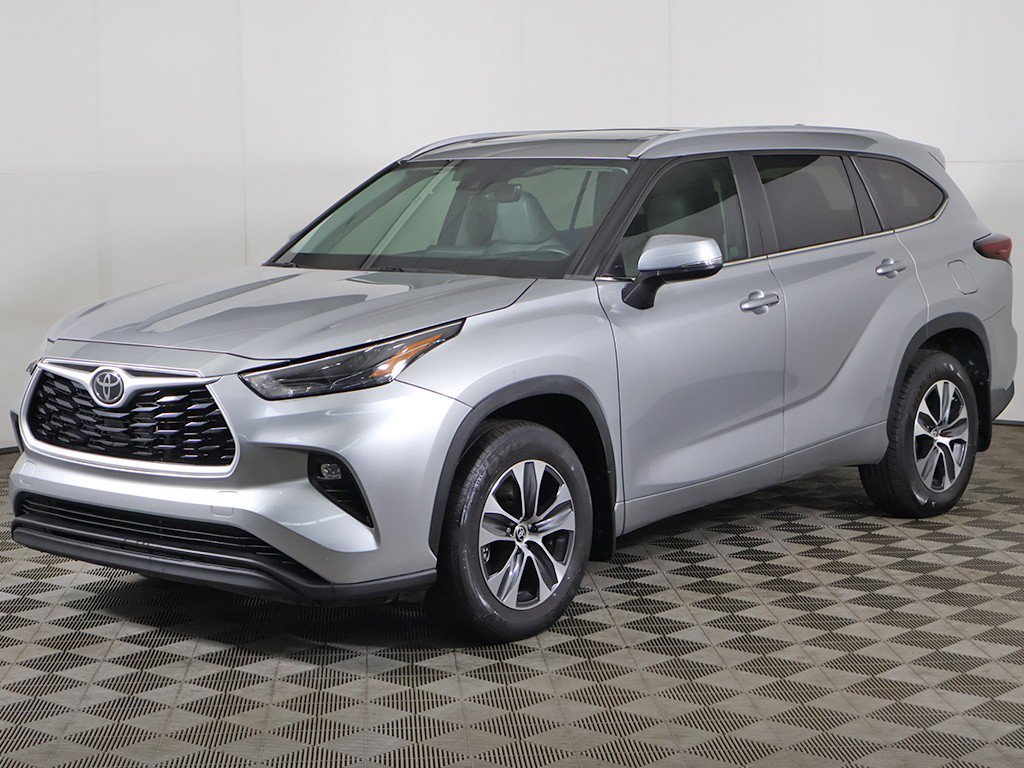 Used 2024 Toyota Highlander XLE AWD/4WD image 9