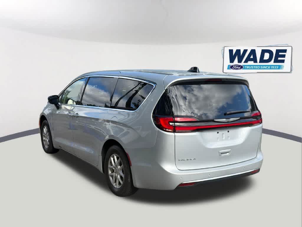 Used 2024 Chrysler Pacifica Touring-L FWD image 8