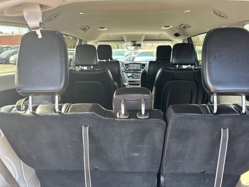 Used 2024 Chrysler Pacifica Touring-L image 11