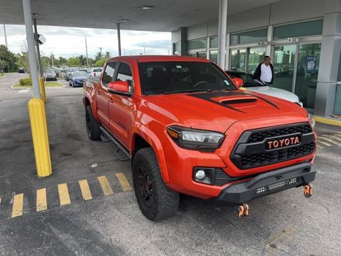Used 2017 Toyota Tacoma TRD Sport image 4