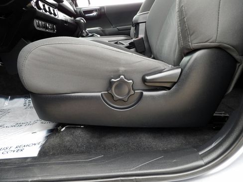 Used 2018 Toyota Tacoma TRD Off-Road image 14