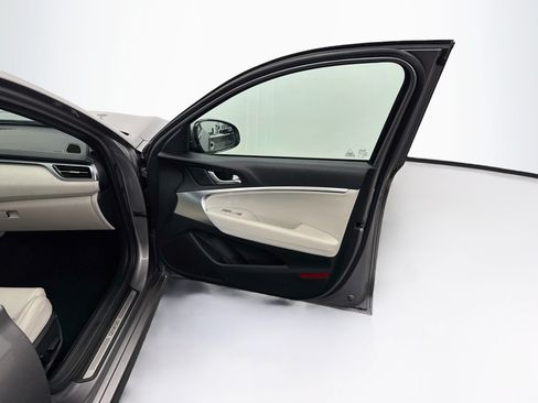 Used 2025 Genesis G70 2.5T RWD image 33