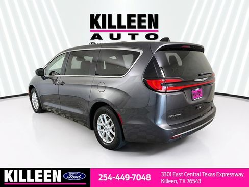 Used 2023 Chrysler Pacifica Touring-L FWD image 7