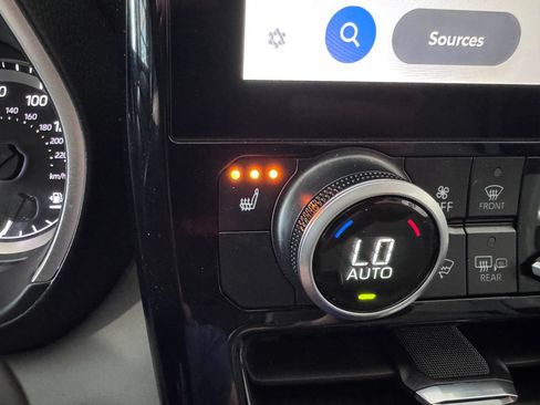 Used 2024 Toyota Highlander XLE AWD/4WD image 25