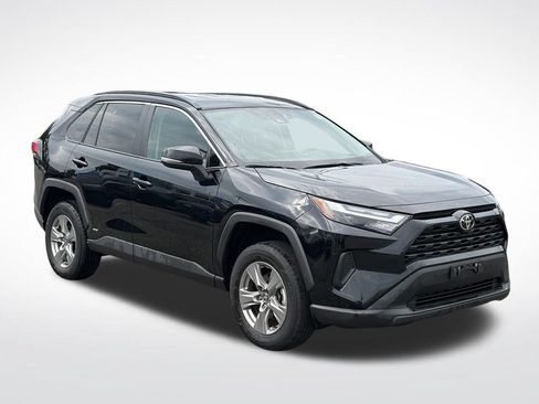 Used 2025 Toyota RAV4 XLE AWD/4WD image 2