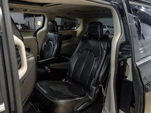 Used 2020 Chrysler Pacifica Limited FWD image 55
