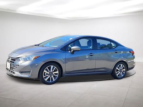 Used 2023 Nissan Versa SV image 3