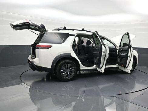 Used 2022 Nissan Pathfinder SV image 32