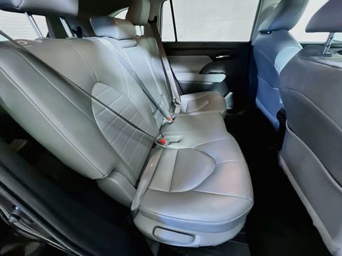 Used 2022 Toyota Highlander XLE AWD/4WD image 25