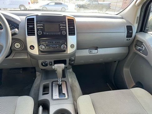 Used 2013 Nissan Frontier SV image 19
