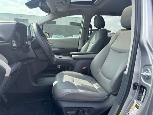 Used 2023 Toyota Sienna XLE FWD image 9